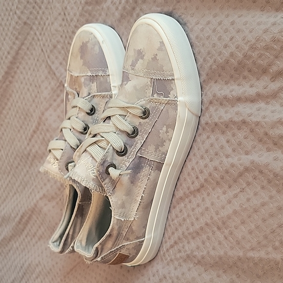 Blowfish Shoes - Blowfish Camoflage Print Canvas sneakers